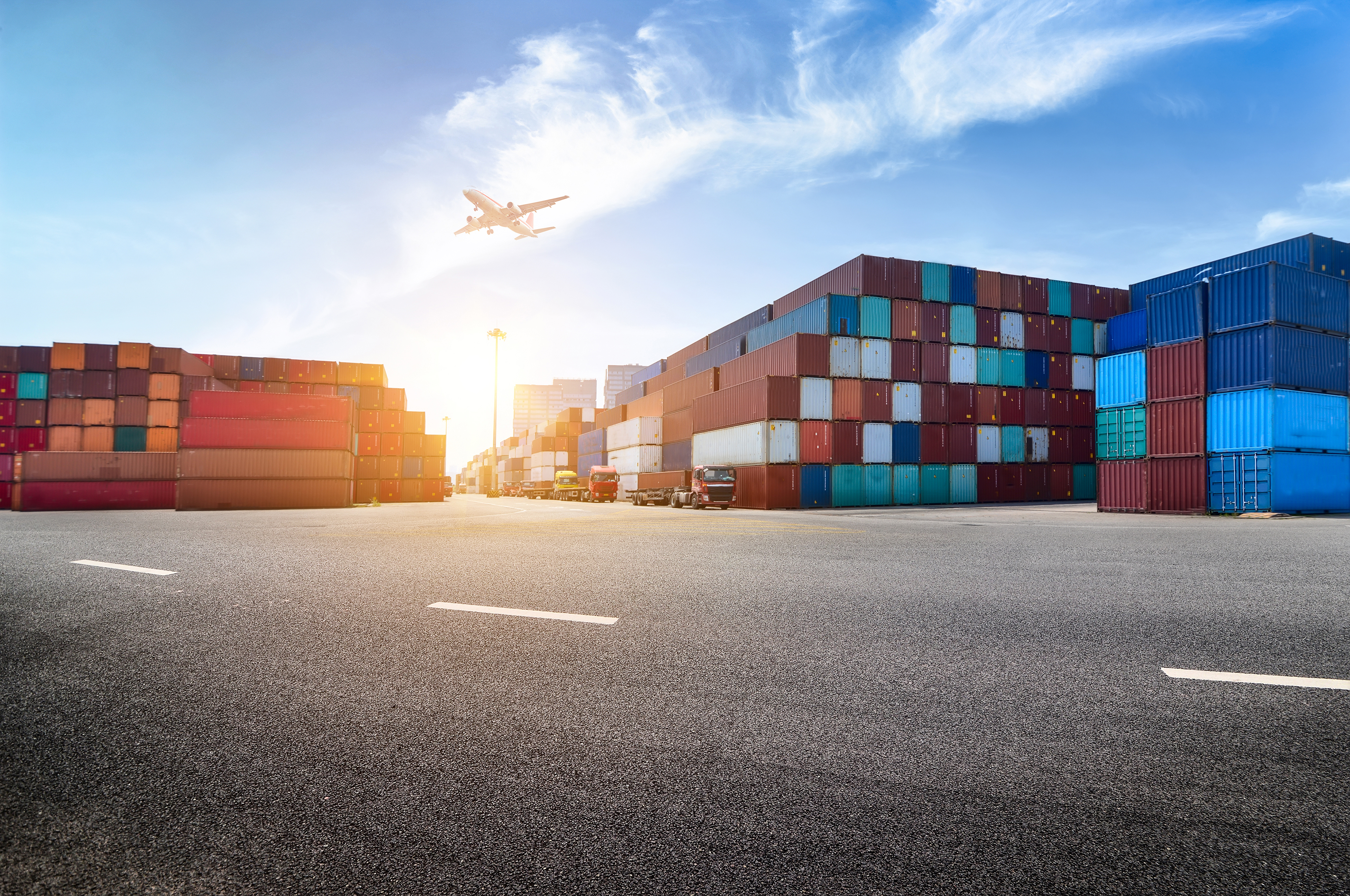 Containerterminal mit LKWs und Logistik